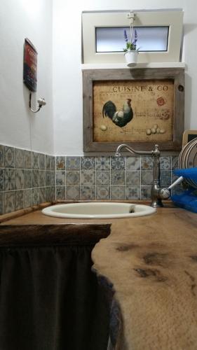 马丁纳弗兰卡La dimora di zio Nino的一间带水槽和木制台面的浴室