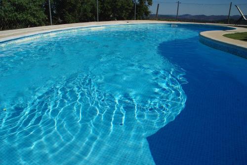 阿拉色那Casa Rural La Era 3 - Adults Only的蓝色海水大型游泳池