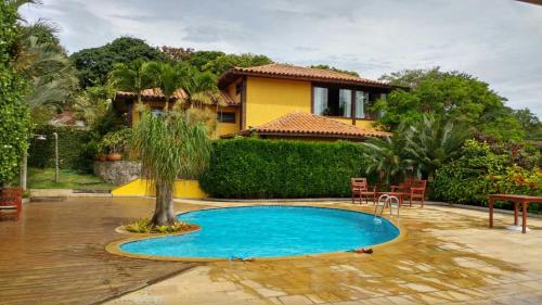 Casa Ferradura com hidro,piscina e 500 metros da praia内部或周边的泳池