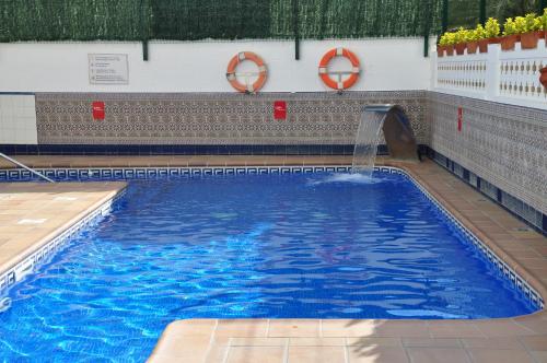 卡里拉卡萨布兰卡套房公寓- 仅限成人入住的一个带喷泉的游泳池