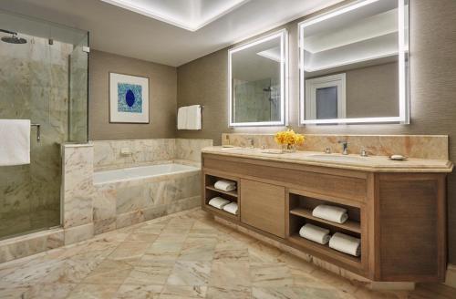 维雷亚茂宜岛维雷亚四季酒店的一间带水槽、浴缸和淋浴的浴室