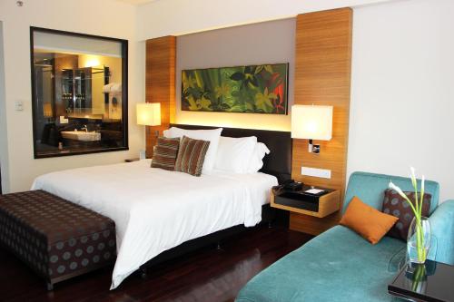 吉隆坡吉隆坡宴宾雅酒店的酒店客房设有一张大床和一张沙发。