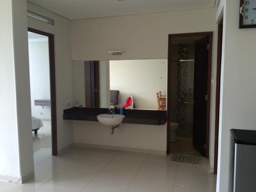 万隆Roemah Asri Villa - Resor Dago Pakar的一间带水槽和镜子的浴室