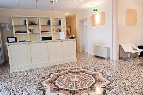 帕尔马诺瓦埃道奇酒店的一间房间,地板上设有一张桌子和地毯