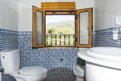 塞古拉 - 德拉谢拉Casa Felix的一间带卫生间、水槽和窗户的浴室