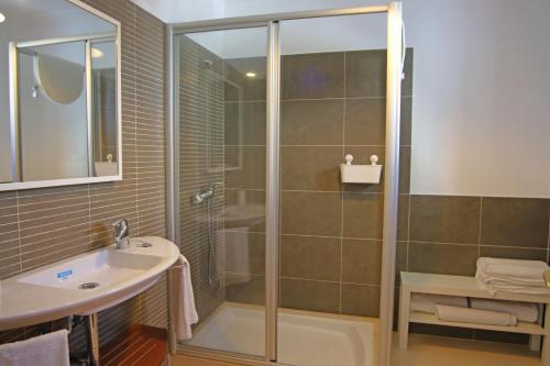 普拉亚布兰卡Apartamento Villa Laura的带淋浴和盥洗盆的浴室