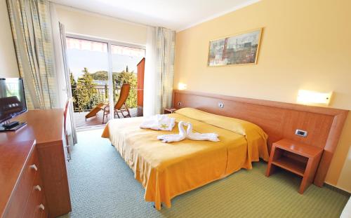 斯楚雅赛琳娜天然能源度假酒店的酒店客房,配有带毛巾的床