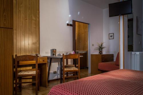 安泰伊-萨伊恩特-安德尔埃贝瑟悦尔公寓式酒店的一间卧室配有书桌和桌椅