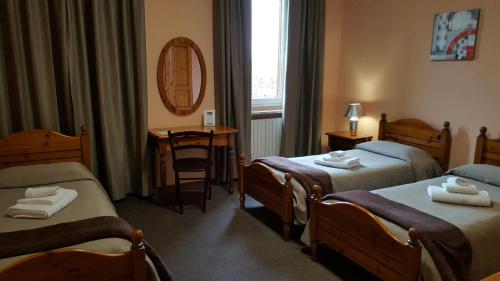 比耶拉卡拉露娜酒店的酒店客房,设有两张床和镜子