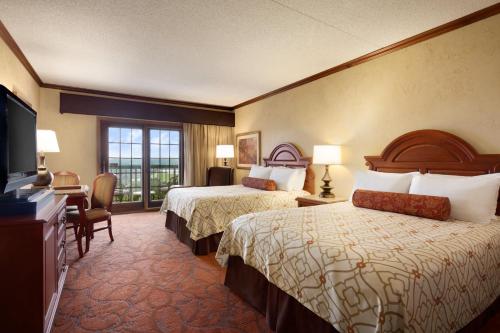 Chateau on the Lake Resort Spa and Convention Center客房内的一张或多张床位