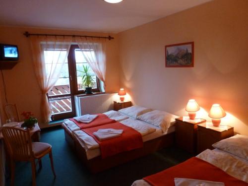 Vysoke Tatry - Tatranska Lesna埃里卡旅馆的酒店客房设有两张床和窗户。