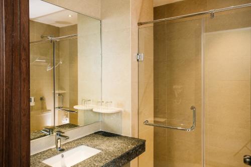 巴淡岛中心巴淡岛中心萨希德会议酒店的一间带水槽和玻璃淋浴的浴室
