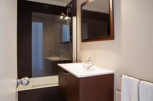 莱斯卡拉坎米契尔酒店的一间带水槽和镜子的浴室