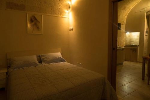 滨海波利尼亚诺A due passi dal mare locazione turistica的卧室配有一张床