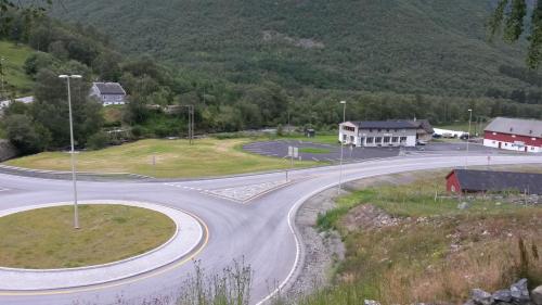 BorgundHI Borlaug Vandrerhjem的山中村庄 ⁇ 的 ⁇ 道路