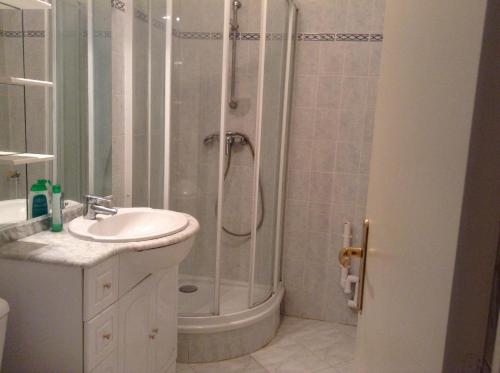 乌伊斯特勒昂Residence les Goelands的带淋浴和盥洗盆的浴室