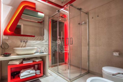 罗马威尼托大街尊贵旅馆的带淋浴和盥洗盆的浴室