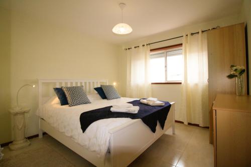 埃斯莫里斯Casa Lagoa Verde的一间卧室配有带毛巾的床