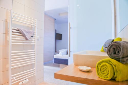 塞瓦尔兴瑞特莫拉维克膳食公寓的带浴缸的浴室和带毛巾的房间