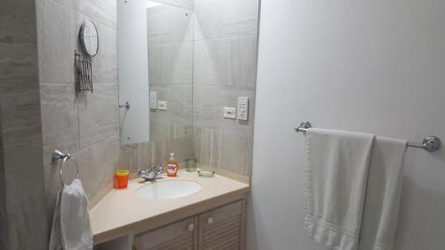 圣詹姆斯秀德斯酒店的一间带水槽和镜子的浴室