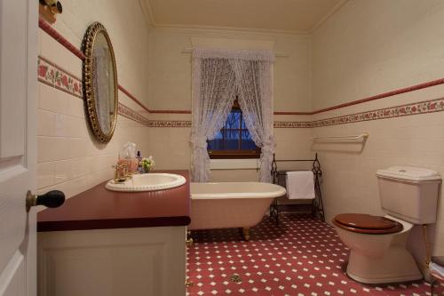 塔姆沃思Rawson's Retreat - Five Bedroom Home - Walk CBD - Includes Breakfast的带浴缸、卫生间和盥洗盆的浴室
