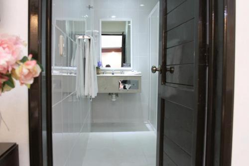 Hotel Poza Rica Centro的一间浴室