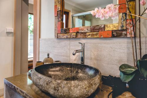 奥尔巴尼奥尔巴尼巴厘岛风格公寓的一个带大石制水槽的柜台