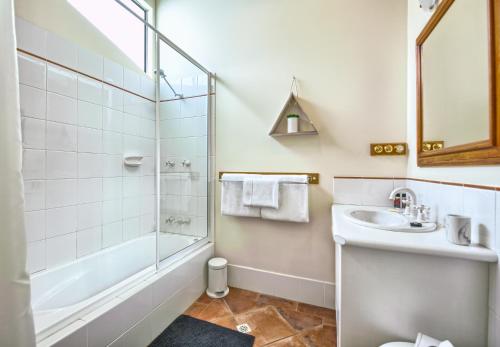 奥尔巴尼斯宾塞套房旅馆的一间浴室