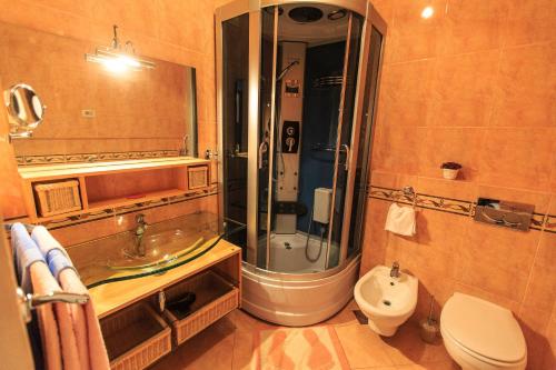 斯韦蒂·斯特凡Villa Narcissus Montenegro KO Sveti Stefan的带淋浴、卫生间和盥洗盆的浴室