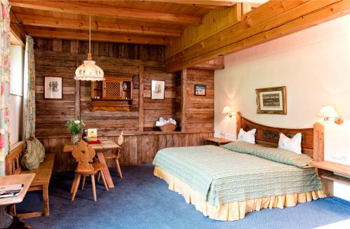 基茨比厄尔基茨比厄尔拉斯穆斯庭院酒店的小木屋内的卧室,配有一张床和一张书桌