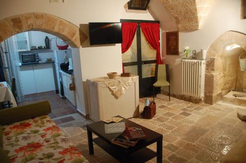阿尔塔穆拉Antro delle Muse的客厅配有沙发和电视,位于房子内