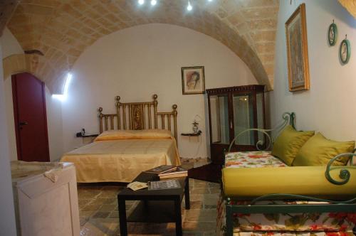 阿尔塔穆拉Antro delle Muse的一间卧室配有一张床和一张沙发