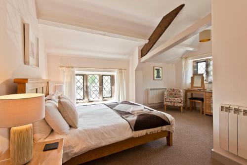 阿尔弗斯顿斯瓦特魔厅酒店的一间卧室配有一张带书桌的床和窗户。