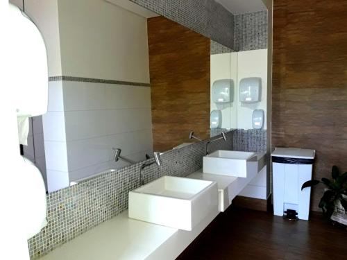 瓦拉达里斯州长市普拉纳尔托2号酒店的浴室设有2个水槽和镜子