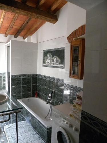 雷杰洛Casa Tucci的带浴缸和洗衣机的浴室。