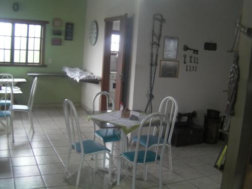 亚卡拉伊比Pousada Dom Diego的一间厨房,里面配有桌椅