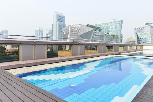 新加坡Hotel Grand Central的建筑物屋顶上的游泳池