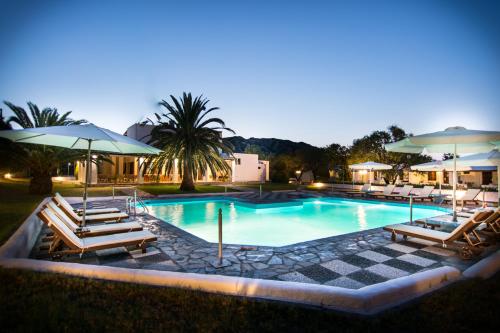 斯基罗斯岛美丽卡利酒店的一个带躺椅和遮阳伞的游泳池