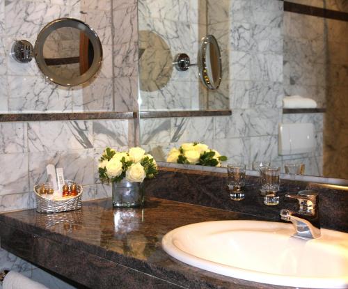 伊本比伦哈勃特斯诺夫酒店的一间带水槽和镜子的浴室
