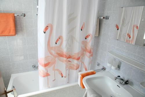 Antdorf玛丽亚旅馆的浴室设有淋浴帘和火烈鸟