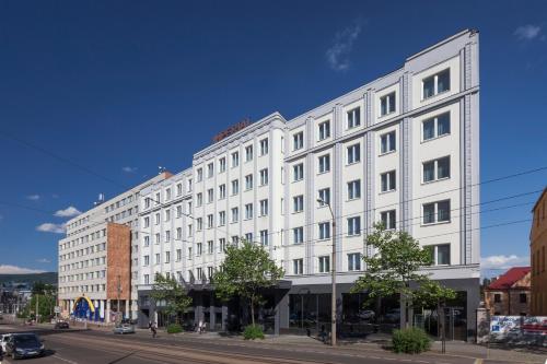 利贝雷茨Pytloun Imperial Design Suites的一条城市街道上的白色大建筑