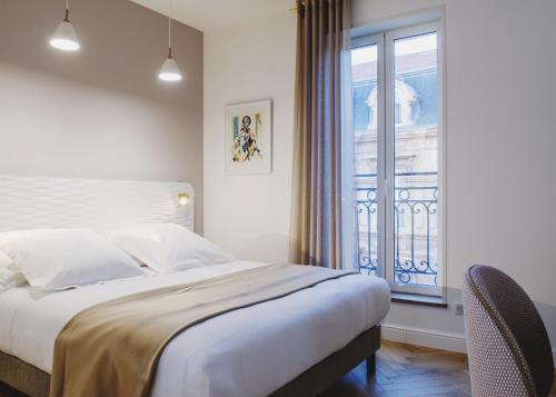 Hôtel le XIX客房内的一张或多张床位