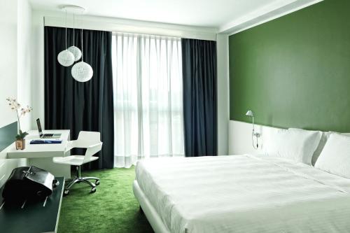 米兰马尔彭萨机场创意酒店客房内的一张或多张床位