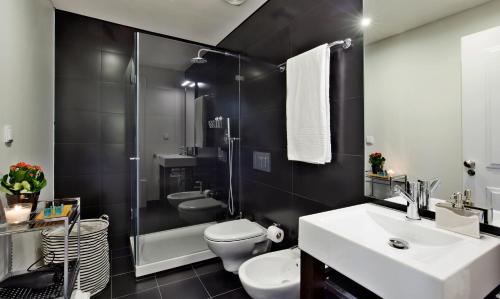 里斯本里斯本比卡五星公寓的一间带水槽、卫生间和淋浴的浴室