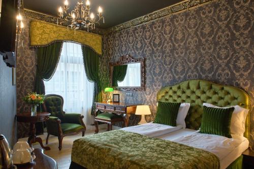 弗罗茨瓦夫梦行者精品套房酒店的一间卧室配有一张带绿色床头板的床