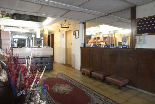 蒙得维的亚Hotel Gaviota的一间设有长椅的等候室和商店内的酒吧