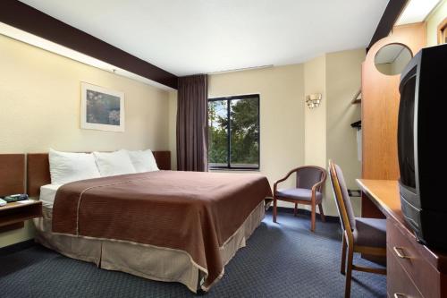 迈尔斯堡迈尔斯堡机场旅程住宿酒店的酒店客房,配有床和电视