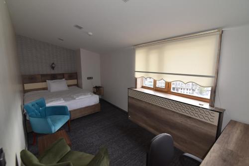 埃尔祖鲁姆Saltuk Hotel的酒店客房设有床和窗户。