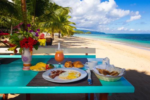 拉斯特拉纳斯Hotel Playa Colibri的海滩上的早餐食品蓝色桌子