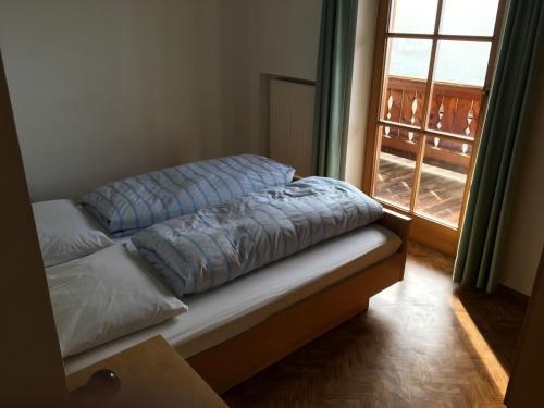 Villnoss法乐霍夫公寓的一张位于带窗户的房间的床